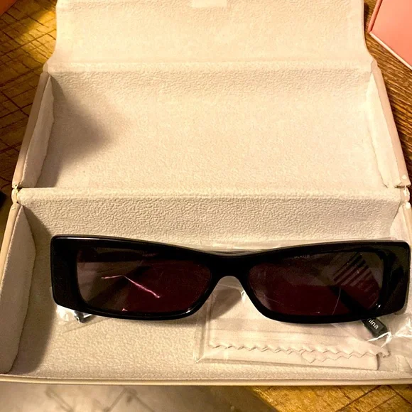 REVOLVE My My My Jay Sunglasses in black new in box REVOLVE My My My Tortoise Jay Sunglasses | Mercari main image 2